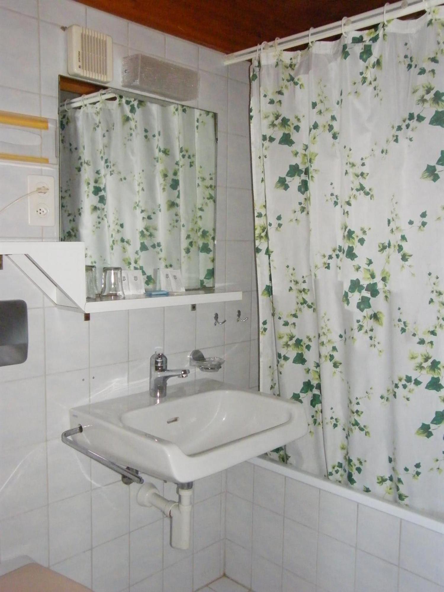 Bellevue Baeren Hotel & Restaurant Krattigen Room photo